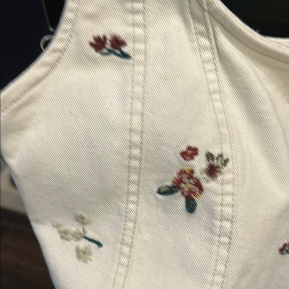 Chic White Crop‎ Top with Modern Flair - Picture 6 of 6